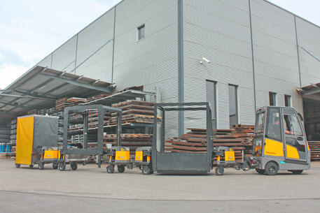 INDUSTRY TRAIN Routenzug Baureihe IT800 mit outdoorfähigen Fahrwerksmodulen und unterschiedlichen Warenträger-Systemen. Zugfahrzeug Jungheinrich Elektro-Schlepper EZS 570.