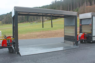 Platform load carriers for flexible loading/unloading on both sides