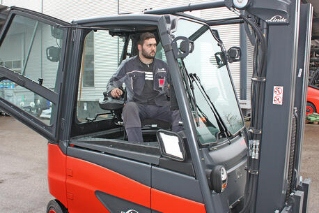 Mit der ergonomischen Sitzposition in einem festen 45° Winkel hat der Fahrer sowohl bei Vorwärtsfahrten als auch bei Rückwärtsfahrten immer beste Sicht in seine Fahrrichtung und auf die Ladung.