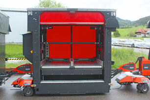 Outdoor-FTS: Autonomer Outdoor-Routenzug Factory Train mit Fördertechnik-Warenträger